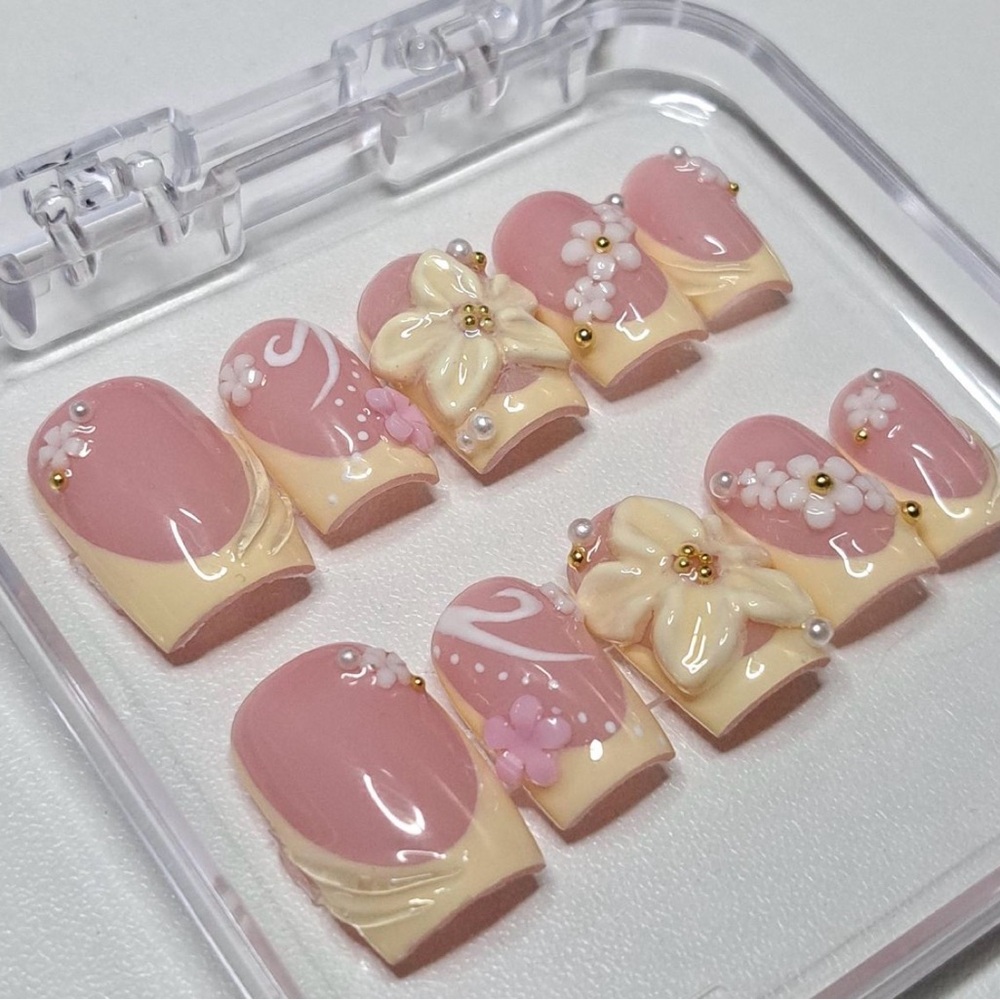 Elegant Pink and Cream Floral Nail Set